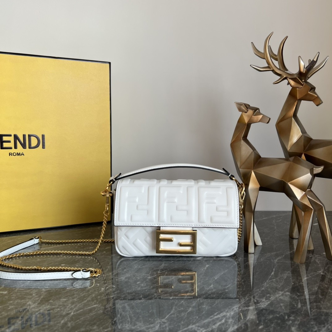 8017 WHITE FENDI BAGUETTE