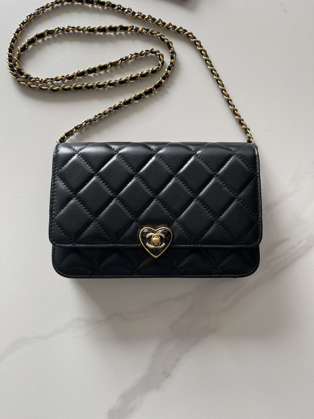 AP3285 BLACK/GOLD HEART CHANEL