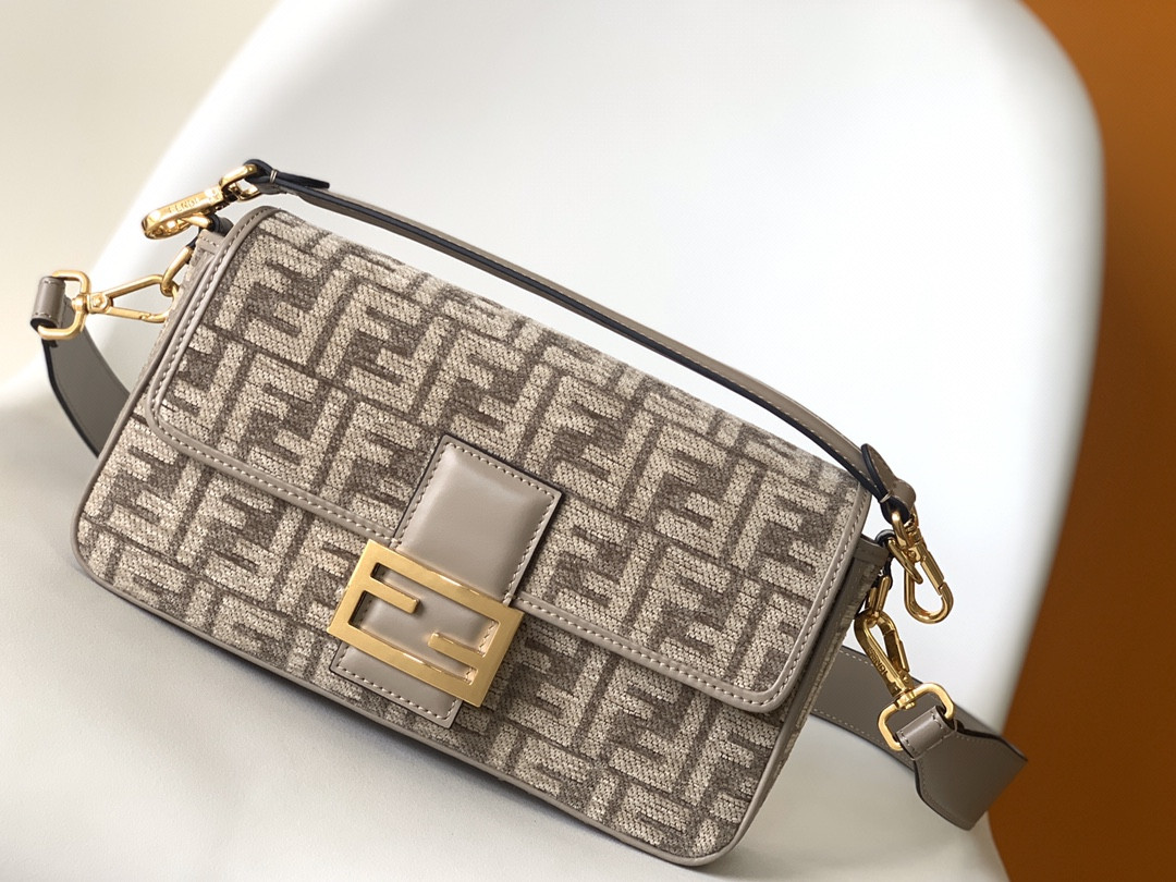 S64633 8600 FENDI BAGUETTE