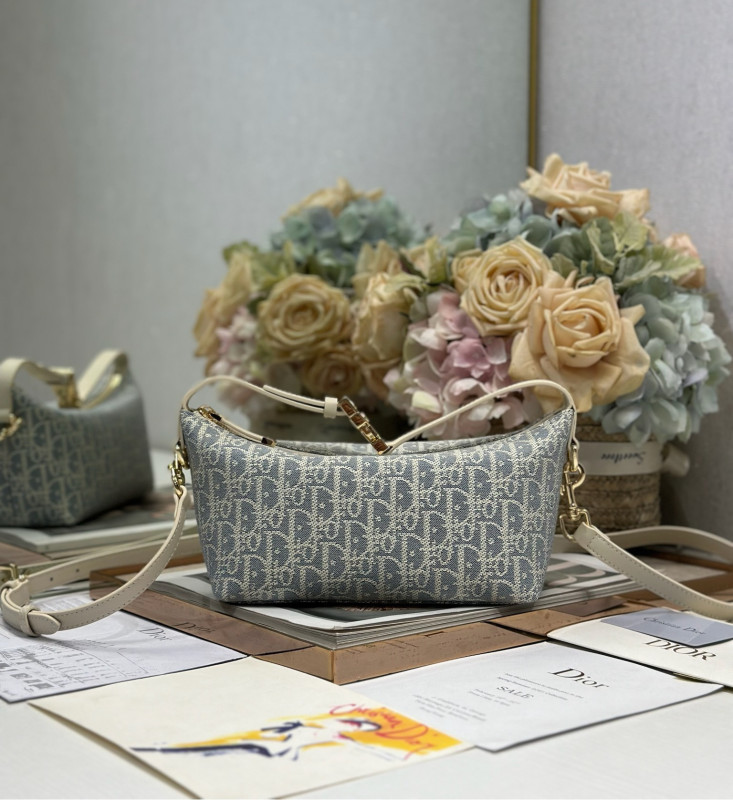 S147550 Medium DiorTravel Nomad Pouch