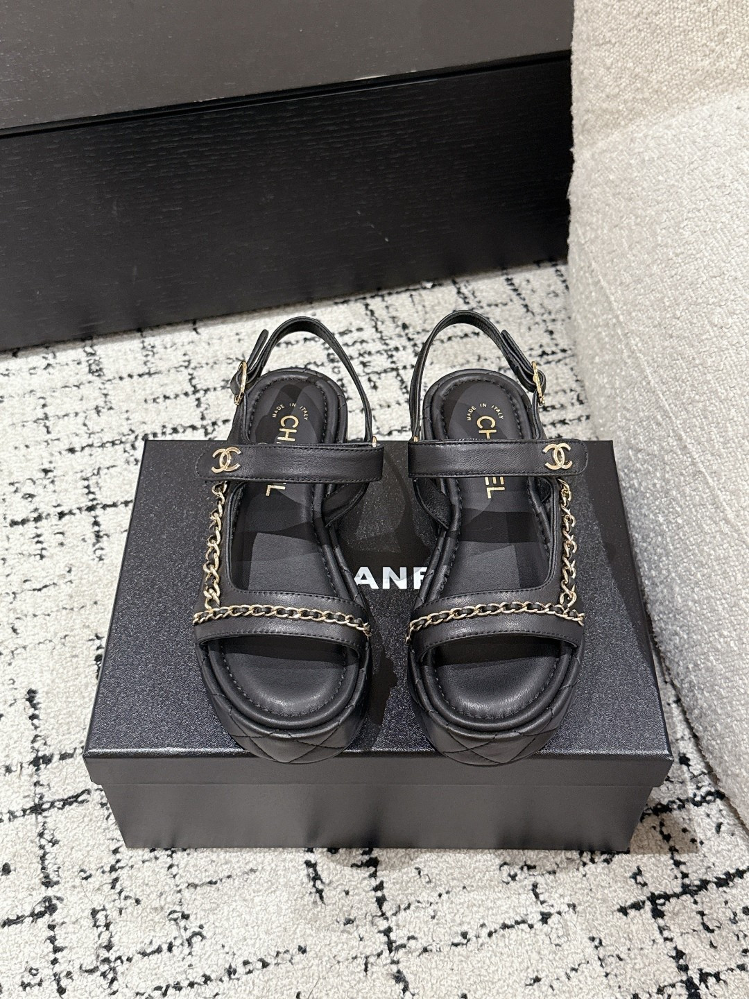 S142638 CHANEL BLACK/GOLD SANDALS