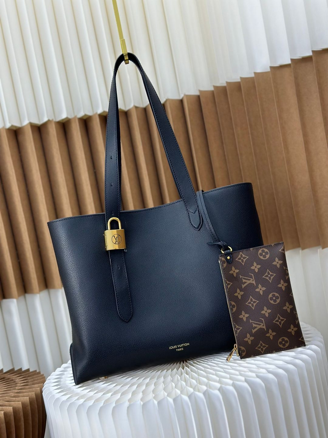 M25341 LV Low Key Cabas MM Black