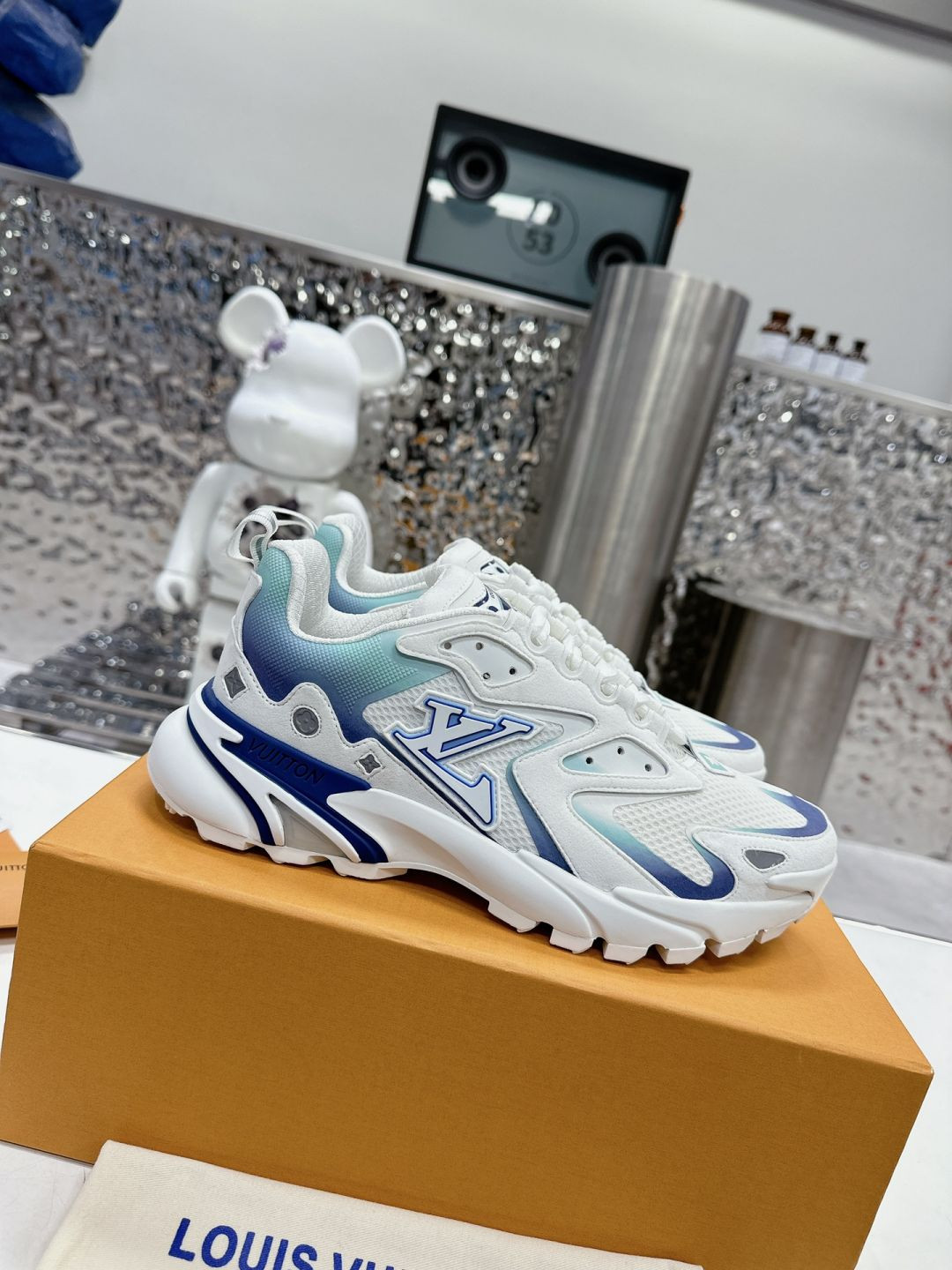 S111918 LV MENS SHOES WHITE