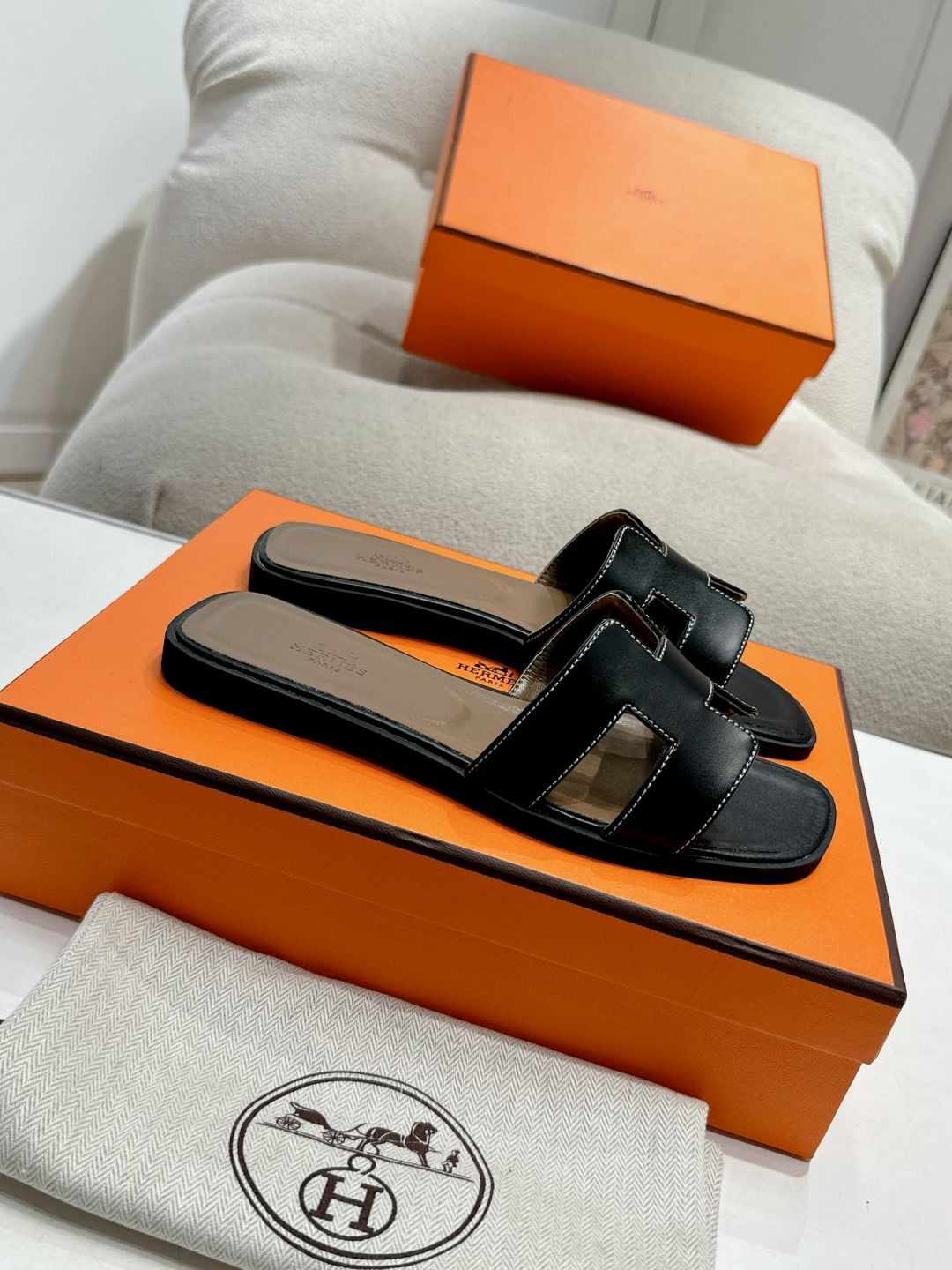 S127109 HERMES SLIPPERS BLACK/TAN SOLE