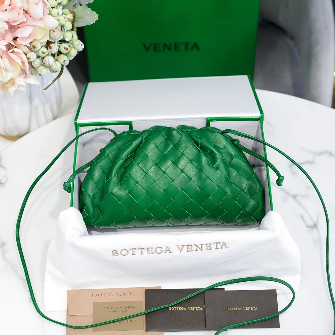 S01611 GREEN BOTTEGA POUCH 22cm